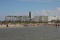 Sky Line von Borkum mit dem alles �berragenden alten Leuchtturm
vom Wasser aus gesehen
am 20.08.2012.