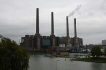 Die Schlote des VW Kraftwerks in Wolfsburg rauchen 
am 25.10.2012.