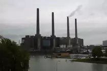 Die Schlote des VW Kraftwerks in Wolfsburg rauchen 
am 25.10.2012.