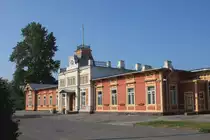 Haupteingang zum ehemaligen Hauptbahnhof von Haapsaluu in Estland.
Der Bahnhof ist heute ein Museum. Auf den Gleisanlagen hinter dem Geb�ude
stehen viele interessante Fahrzeuge der estl�ndischen Eisenbahn �ra.
Aufnahme am 12.6.2011.