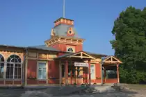 Seitenfl�gel des ehemaligen Hauptbahnhof Haapsalu in Estland.
Heute steht das Geb�ude unter Denkmal Schutz und beherbergt eine
Modellbahn und Eisenbahnsammlung.
Aufnahme 12.6.2011
