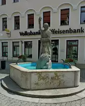 Riedlingen, der Georgsbrunnen von 1960 am Marktplatz, Aug.2012