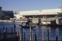 Der Hauptbahnhof von Venedig, Venedig Santa Lucia, ist ein Kopfbahnhof.
Tritt man aus dem Bahnhofgeb�ude und will in die Lagunenstadt, so steht
man direkt vor dem bekannten Canale Grande.
Aufnahme am 19.1.1991