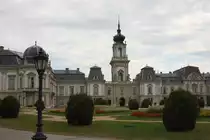 Ein gro�es barockes Schloss mit einem sch�nen Park steht am Balaton 
in Keszthely. 
Aufnahme am 29.8.2012