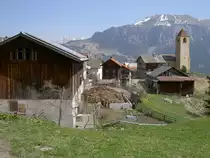 Lohn, Ref. Kirche mit Turm aus dem 12. Jahrhundert, daneben das Pfrundhaus, Mitte 
des 16. Jahrhunderts (21.04.2011)