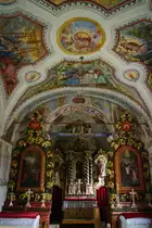 Lumbrein, Alt�re der St. Andreas Kapelle im Ortsteil Sontg Adriu (01.05.2011)