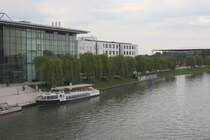 Wolfsburg Autostadt 25.10.2012
Blick von der Fugngerbrcke ber den Mittellandkanal auf das Hauptgebude
der Autostadt mit dem Schiffanleger. Im Hintergrund ist das Bundesliga
Stadion von Wolfsburg zu erkennen.