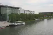 Wolfsburg Autostadt 25.10.2012
Blick von der Fu�g�ngerbr�cke �ber den Mittellandkanal auf das Hauptgeb�ude
der Autostadt mit dem Schiffanleger. Im Hintergrund ist das Bundesliga
Stadion von Wolfsburg zu erkennen.