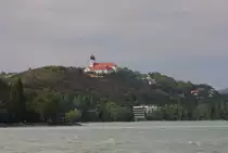 In den Balaton ragt von Westen aus die Halbinsel Tihany hinein.
Oberhalb der Anh�he steht eine weit �ber den See sichtbare Kirche.
Aufnahme am 29.08.2012.