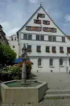 Riedlingen, das ehemalige Spital zum Hl.Geist aus dem 15.Jahrhundert, heute Altenbegegnungsst�tte, davor der Spitalbrunnen, 2005 nach historischem Vorbild errichtet, Aug.2012
