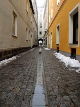 Schmale Gasse mit Tordurchgang zum Hauptplatz von Ried i.I.; 130223