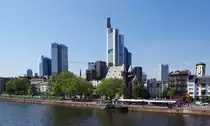 Blick vom  Eisernen Steg  auf Mainhattan.

Der Ostersamstag 2011 war sonnig und richtig hei�, zum Spazierengehen fast schon zu warm.
Hier ein Blick vom  Eisernen Steg  in Frankfurt am Main auf  Mainhattan 

23.04.2011