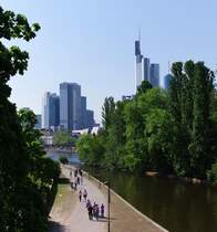 Mainhattan von der  Alten Brcke  aus gesehen!

Der Ostersamstag 2011 war sonnig und richtig hei.
Hier ein Blick von der  Alten Brcke  in Frankfurt am Main auf  Mainhattan 

23.04.2011