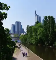 Mainhattan von der  Alten Br�cke  aus gesehen!

Der Ostersamstag 2011 war sonnig und richtig hei�.
Hier ein Blick von der  Alten Br�cke  in Frankfurt am Main auf  Mainhattan 

23.04.2011