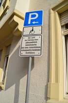 Da laufe ich als Tourist durch Heidelberg und finde in der Altstadt dieses Verkehrsschild.....Ich frage mich nur ob das auch den unverfrohrenen Falschparker wirklich interesssiert. Hat er doch schon durch sein Falschparken bewiesen des er mehr geistigbehindert ist als......denke jeder selbst was er will. 3.3.2013