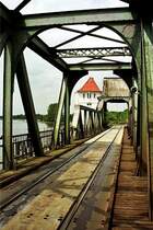 Br�cke �ber die Schlei bei Lindaunis (Juni 1999). Es handelt sich um eine Eisenbahn- und Stra�enbr�cke. Wer wann die Br�cke in welcher Richtung befahren darf, wird durch Schranken und Ampeln geregelt.