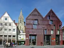 Das Doppelgiebelhaus der <a href= http://www.museumsgesellschaft-ulm.de/ >Museumsgesellschaft</a> mit seiner markanten Lamellenfassade befindet sich in der nheren Umgebung des Mnsterplatzes. Einer der Chortrme des Mnsters ist im Hintergrund zu sehen. (16.03.2013)