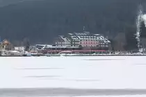 Titisee am 17.03.2013 um 14:14h, ein leicht nebliger Tag. Das Bild zeigt den noch eingefrorenen See, im Hintergrund das MARITIM Hotel.

Weitere Info´s ber den Titisee gibt es hier > http://www.titisee.com/
