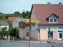 Die DDR ist oft immer noch prsent ... dieser Wegweiser mitten in Woltersdorf hatte es bis ins Jahr 2003 geschafft. Aber auch Straenlaternen, Huser, Zge und vieles mehr werden wohl noch lange Zeit an die Geschichte erinnern. 2003, Woltersdorf