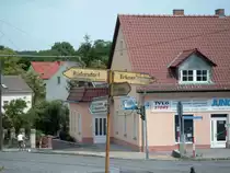 Die DDR ist oft immer noch prsent ... dieser Wegweiser mitten in Woltersdorf hatte es bis ins Jahr 2003 geschafft. Aber auch Straenlaternen, Huser, Zge und vieles mehr werden wohl noch lange Zeit an die Geschichte erinnern. 2003, Woltersdorf