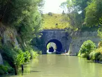 Frankreich, Languedoc-Roussillon, der Radweg am Canal du Midi entlang, hier zwischen Colombiers und Le Malpas in schlechtem Zustand (rechts im Bild) aber der Kanaltunnel ist auch fr Radfahrer benutzbar. 17.08.2011