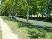 Frankreich, Languedoc-Roussillon, der Radweg am Canal du Midi entlang, hier zwischen Colombiers und Le Malpas in schlechtem Zustand. 17.08.2011