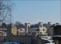 . Stadt Luxemburg - Aussicht auf das Rhamplateau (Rumm-Plateau) und die Wenzelsmauer mit der Trierer Pforte (Trierer Paart) von der Schlossbrcke aus.

Das Rham-Plateau, zu drei Seiten von der Alzette umsplt, war bereits frh besiedelt. Seit dem 15. Jahrhundert wurde es durch den Bau der dritten Ringmauer in den geschtzten Teil der Stadt Luxemburg eingebunden. Unter franzsischer Herrschaft lie Vauban Ende des 17. Jahrhunderts fnf Militrkasernen errichten. Seit Ende des 19. Jahrhunderts sind in diesen Gebuden soziale Einrichtungen untergebracht. Von der Vorderseite des Rham-Plateaus aus hat man einen schnen Ausblick auf die militrischen Bauten und Befestigungen des Heiliggeist-Plateaus sowie auf die sogenannte Corniche.

15.03.2013 (Jeanny)