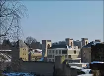 . Stadt Luxemburg - Aussicht auf das Rhamplateau (Rumm-Plateau) und die Wenzelsmauer mit der Trierer Pforte (Trierer Paart) von der Schlossbrcke aus.

Das Rham-Plateau, zu drei Seiten von der Alzette umsplt, war bereits frh besiedelt. Seit dem 15. Jahrhundert wurde es durch den Bau der dritten Ringmauer in den geschtzten Teil der Stadt Luxemburg eingebunden. Unter franzsischer Herrschaft lie Vauban Ende des 17. Jahrhunderts fnf Militrkasernen errichten. Seit Ende des 19. Jahrhunderts sind in diesen Gebuden soziale Einrichtungen untergebracht. Von der Vorderseite des Rham-Plateaus aus hat man einen schnen Ausblick auf die militrischen Bauten und Befestigungen des Heiliggeist-Plateaus sowie auf die sogenannte Corniche.

15.03.2013 (Jeanny)