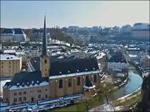 . Stadt Luxemburg - Blick von der Schlossbrcke auf den Stadtteil Grund (Gronn) mit der Johanneskirche.

Die Johanneskirche, auch St. Johann auf dem Stein genannt, findet schon 1309 in der Grndungsurkunde des Grafen Heinrich VII. Erwhnung. Gleichzeitig mit dem Neumnsterkloster wird 1606 ein Neubau errichtet. Ihre jetzige Form erhlt die Kirche in den Jahren 1688 bis 1705.

15.03.2013 (Jeanny)

