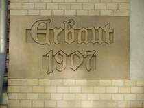 Wieder in Stand gesetzte, einst zerstrte Aufschrift an einer Schule unweit des Hauptbahnhofes von Breslau (Wroclaw) im Sommer 2012