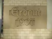 Wieder in Stand gesetzte, einst zerstrte Aufschrift an einer Schule unweit des Hauptbahnhofes von Breslau (Wroclaw) im Sommer 2012