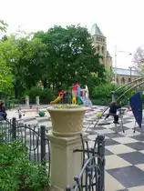 Kinderspielplatz auf dem Gelnde des Wrocławski Teatr Lalek (Breslauer Puppentheater) am Stadtgraben Breslau (Wroclaw) im Sommer 2012. Im Hintergrund der Turm der 1897 erffneten Schwimmhalle.