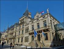 . Stadt Luxemburg - Das groherzogliche Palais in Luxemburg, die Stadtresidenz der groherzoglichen Familie Luxemburgs, befindet sich mitten im Altstadtviertel. Rechts an das Palais ist die luxemburgische Abgeordnetenkammer angebaut.

Als offizielle Residenz des Groherzoges wird das Palais bei der Ausbung offizieller Handlungen und Anlsse genutzt. Auslndische Staatsoberhupter werden dort vom Groherzog empfangen. Zudem haben der Groherzog, seine Gemahlin sowie Angestellte ihre Bros dort.

15.03.2013 (Jeanny)