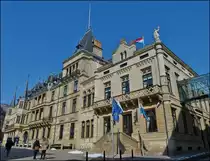 . Stadt Luxemburg - Das groherzogliche Palais in Luxemburg, die Stadtresidenz der groherzoglichen Familie Luxemburgs, befindet sich mitten im Altstadtviertel. Rechts an das Palais ist die luxemburgische Abgeordnetenkammer angebaut.

Als offizielle Residenz des Groherzoges wird das Palais bei der Ausbung offizieller Handlungen und Anlsse genutzt. Auslndische Staatsoberhupter werden dort vom Groherzog empfangen. Zudem haben der Groherzog, seine Gemahlin sowie Angestellte ihre Bros dort.

15.03.2013 (Jeanny)