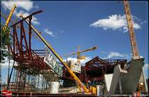 Hier wird auch Sonntags gearbeitet: die Baustelle des neuen Porsche-Museums in Stuttgart-Zuffenhausen. Nach den Plnen des Wiener Bros Delugan Meissl entsteht hier nach dem Mercedes-Benz-Museum ein weiteres architektonisches Highlight in Stuttgart. Das Gebude wird durch zwei getrennte Baukrper geprgt, einmal als Basis der Foyerbereich und die Tiefgarage und darber schwebt der eigentliche Ausstellungsbereich (die Stahlkonstruktion), der nur von drei Betonkernen gehalten wird. 24.6.2007 (Matthias)