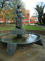 Nachbildung des Schnitterin-Brunnens aus Arnswalde in der Neumark (Choszczno) neben der Stadtkirche in Wunstorf im Sommer 2009