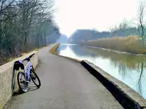 Frankreich, Elsass-Lothringen, Radweg am Canal de la Sarre entlang, zwischen den Schleusen 1 und 2 am �tang (Weiher) du Stock. Von Norden nach S�den in Richtung Diane-Capelle fotografiert am 05.03.2011. 