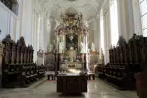 Munderkingen, der Chor der St.Dionysius-Kirche mit dem Chorgest�hl und dem Vierzehn-Nothelfer-Altar, einem Meisterwerk sp�tgotischer Schnitzkunst, Aug.2012