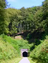 Luxemburg, zwischen Eischen und Hovelange,  Attert  Radweg PC 12 P�tange - Colmar-Berg (-Ettelbruck). S�deinfahrt des Tunnels n�rdlich von Eischen. Der Radweg benutzt gr��tenteils die Trasse der Prinz-Heinrich-Bahn  Attert  (Normalspurbahn) von P�tange-Steinfort (18km am 1.8.1873 er�ffnet) und Steinfort-Ettelbruck (34 km am 20.04.1880 er�ffnet). 03.07.2011
