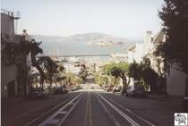 Blick die Hyde Street hinab auf die Bucht von San Francisco. Im Hintergrund ist die Insel Alcatraz zu erkennen.
Die Aufnahme entstand am 06. September 2002.