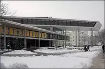 . Universit�tsbibliothek Magdeburg - 

Das Geb�ude formt sich durch ein mehrfach abknickendes Betonband, des Verlauf im au�en und innen nachvollzogen werden kann. Architekten: Auer + Weber + Assozierte (Stuttgart/M�nchen), Fertigstellung: 2003. 

Weitere Bilder:
http://architektur.startbilder.de/name/galerie/kategorie/architekten~auer-weber-architekten~2003-universitaetsbibliothek-magdeburg.html

19.03.2013 (Matthias)