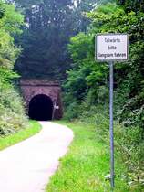 Deutschland, Rheinland-Pfalz, Eifel, bei Plein, Pleiner Tunnel (585 m lang), auf dem Maare-Mosel-Radweg (MMR). Der MMR (58 km lang) verbindet Daun in der Vulkaneifel ber die ehemaligen Bahnnebenstrecken Daun-Wengerohr und Wengerohr–Bernkastel-Kues mit dem Moseltal. 31.08.2002