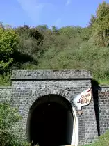 Deutschland, Landkreis Vulkaneifel, Verbandsgemeinde Daun in Rheinland-Pfalz, Maare- Mosel-Radweg von Schalkenmehren nach Daun, Tunnel Gro�es Schlitzohr, ehemals Schalkenmehrener Tunnel. Der Tunnel (560 m) liegt 2 km vom Bahnhof Daun entfernt unter dem  L�tzelbacher Kopf . Der Tunnel ist heute als Teil des MMR beleuchtet und tr�gt am Eingang die Aufschrift  Gro�es Schlitzohr . Dies deutet auf eine Fledermausart hin, die sich im Tunnel angesiedelt hat. 31.08.2002