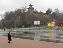 Blick vom Stadtzentrum aus auf die Festung oder, wie dort zu lesen ist, auf  das Schloss von Mosyr . 08. April 2012. 
