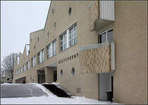 . Bildungszentrum Aschersleben - Die Ziegelfassade des Neubaus wurde mit einer sandfarbenen Schlmme berzogen. Dadurch fgt sich das Bauwerk sehr gut in die Ascherslebener Innenstadt ein. 19.03.2013 (Matthias) 