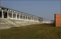 . Salem International College �berlingen - Die Klassenzimmer befinden sich in einem u-f�rmig um das Hauptgeb�ude angeordneten Geb�ude, mit einem langen Fl�gel auf der Nordseite und einem kurzen auf der s�dlichen Seite. Im Gegensatz zur massiven Konstruktion des Hauptgeb�udes wurde hier eine leichte Holzkonstruktion gew�hlt. 05.03.2011 (Matthias)