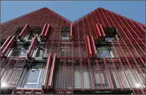 . Haus der Museumsgesellschaft Ulm - Die Fassade ist in zwei Ebenen aufgel�st: Hinter der �u�eren Schicht aus Metallrosten ist die zweite Ebene der Fassade v�llig verglast.  Die Klapp-/Schiebeelemente der Metallfassade erinnert an historische Klappl�den. Es ergibt sich immer wieder ein anderes Bild, je nach dem welche Teile ge�ffnet bzw. geschlossen sind. 02.03.2011 (Matthias)