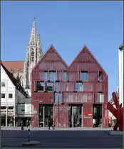 . Haus der Museumsgesellschaft Ulm - In zentrale Innenstadtlage an der Neuen Stra�e wurde 2007 dieses Geb�ude fertiggestellt, das aufgrund seinem Doppelgiebel gut in sein Umfeld passt, ohne seine Entstehungszeit zu verleugnen. Geplant wurde das Geb�ude von Schaudt Architekten (Konstanz). 02.03.2011 (Matthias)