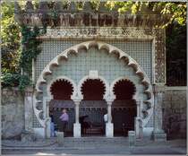 Sintra. Von diesem maurischen Brunnen holen sich viele Bewohner aus Sintra und Umgebung mit Plastikkanistern hervorragendes Mineralwasser.
Scan eines Dias vom April 1995.