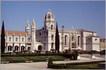 Die Kirche Santa Maria des Hieronymusklosters (Mosteiro dos Jernimos) im Lissaboner Stadtteil Belm. Das in den Jahren 1501 bis 1601 errichtete Kloster gehrt seit 1983 zum UNESCO - Welterbe.
Scan eines Dias vom April 1995.